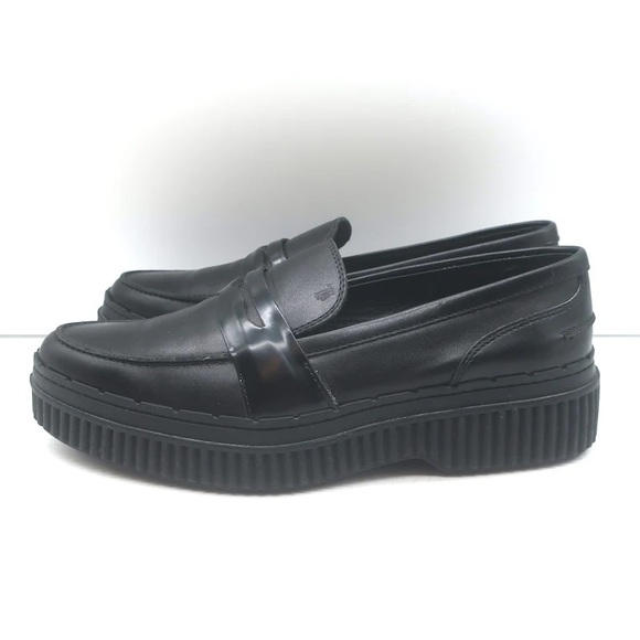 Tod's Sleek Black Leather Slip-On Loafers - Picture 2 of 4